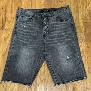 EUC RISEN BLACK WASH BERMUDA JEAN SHORTS IN SIZE LARGE